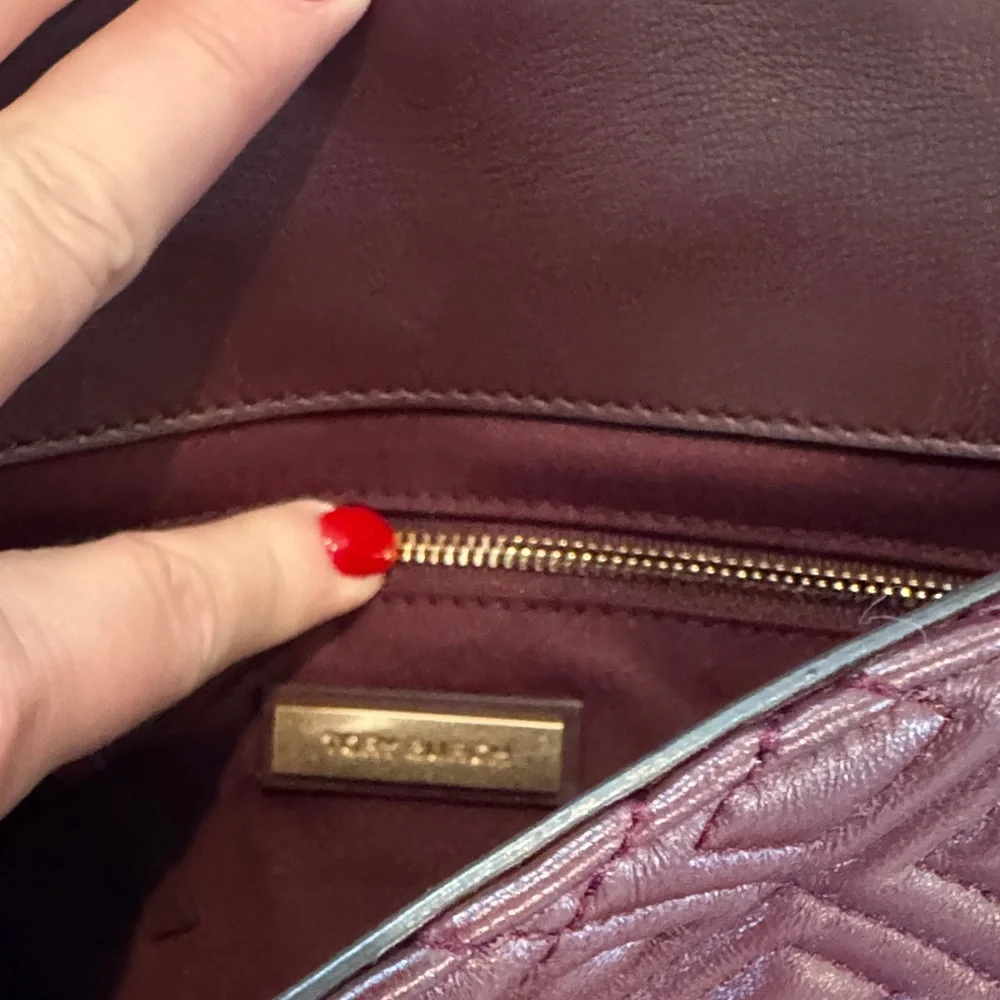 Tory Burch Elegant Burgundy Quilted Shoulder Bag with adjustable strap - Picture 9 of 14